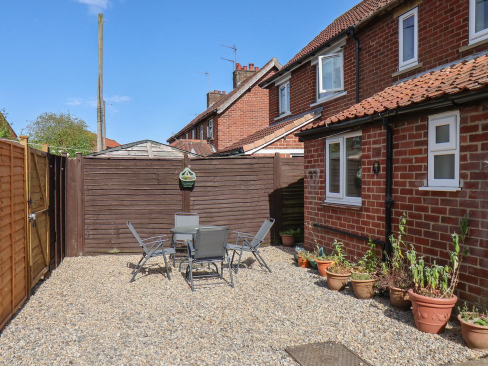 A garden with gravel and garden furniture at Helmsley Cottage in Helmsley