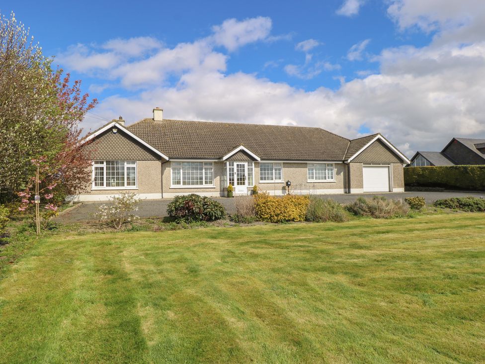 A house with a garage and garden at Marie's Country Home in Ardee, County Louth