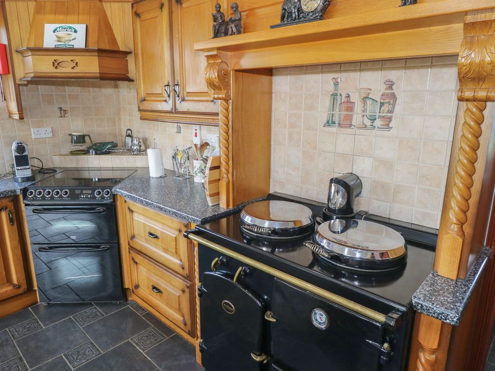 A kitchen with an oven and cabinets at Marie's Country Home in Ardee, County Louth