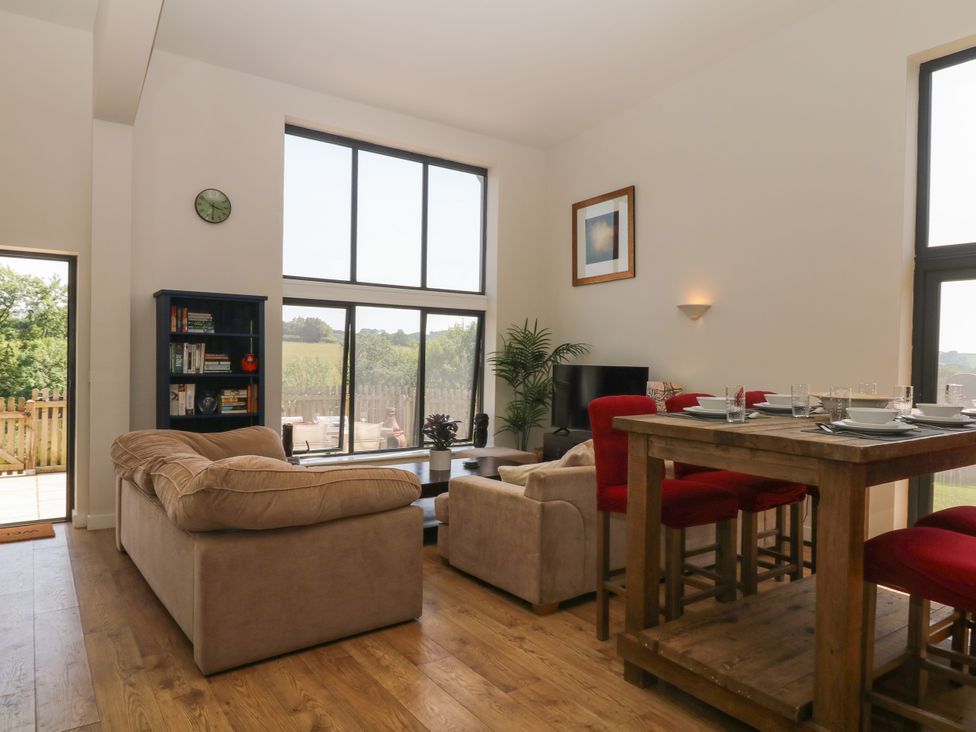 A living room with a table and chairs at Fieldstone Barn in North Tawton