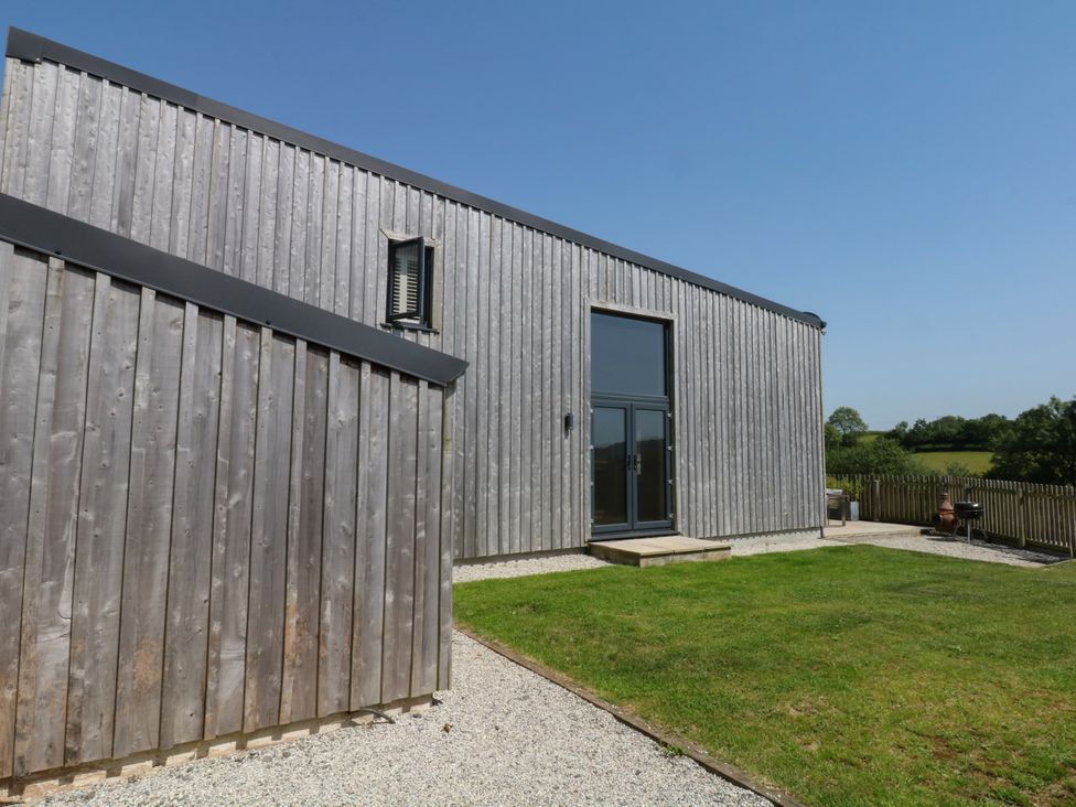 A house with a gravel path and lawn at Fieldstone Barn in North Tawton