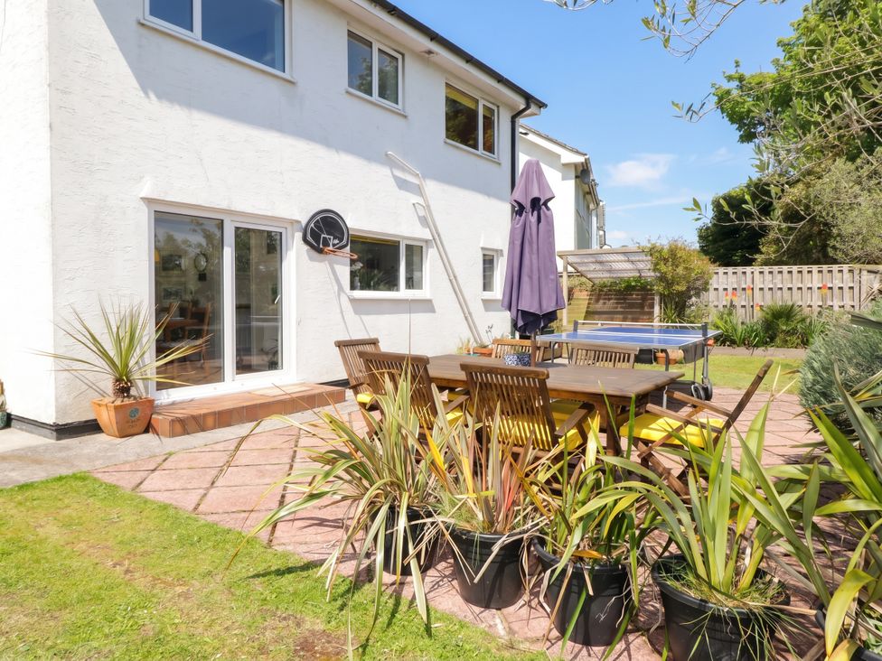 A garden with a dining table and chairs at 1 Rosemount Garden Villas Tenby