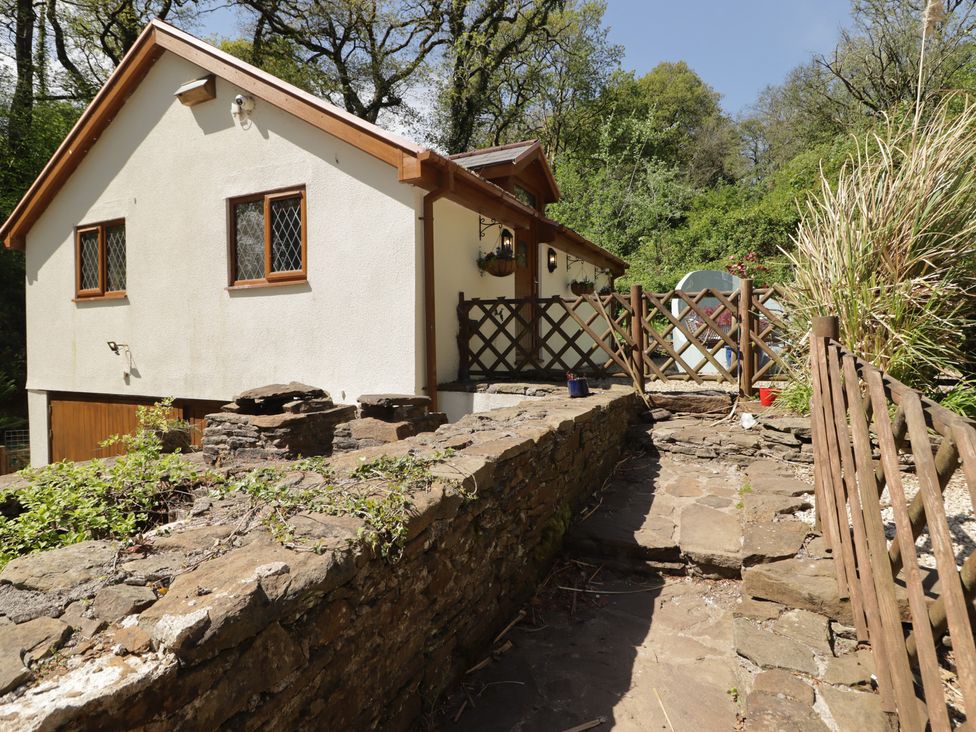 A house with a pathway and fence in the outdoor area at Cân adar in Llangeinor