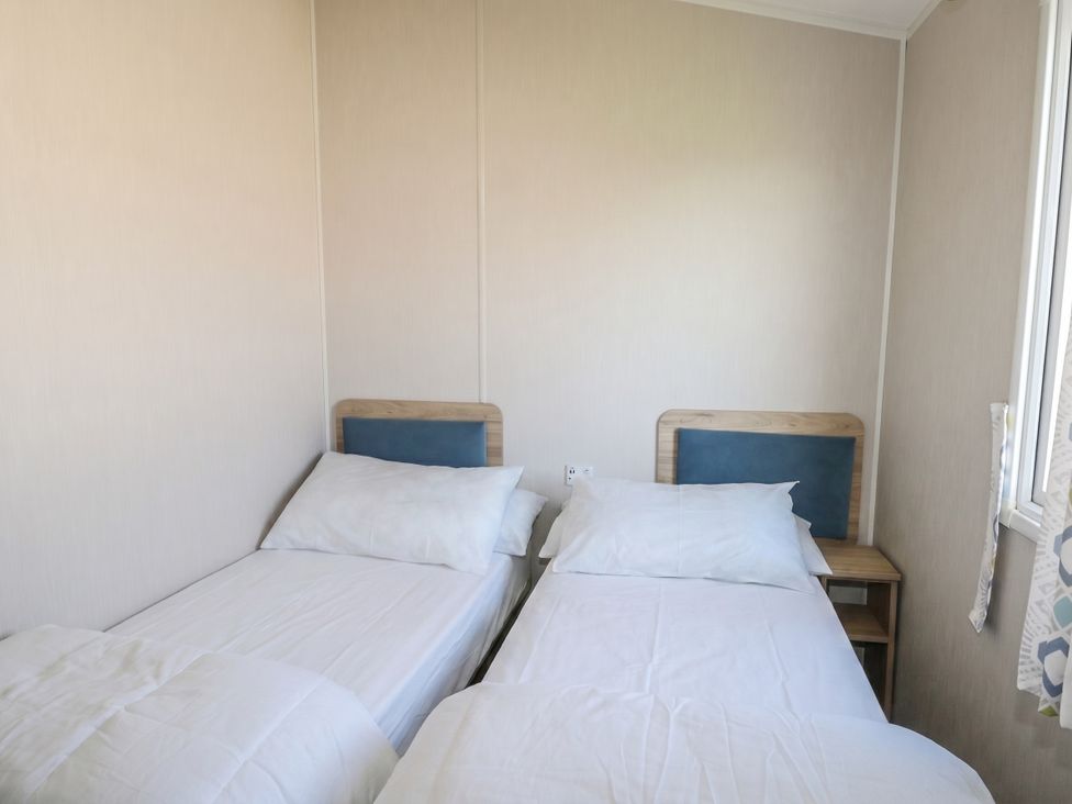 A bedroom with two single beds at Seaside Retreat in Selsey