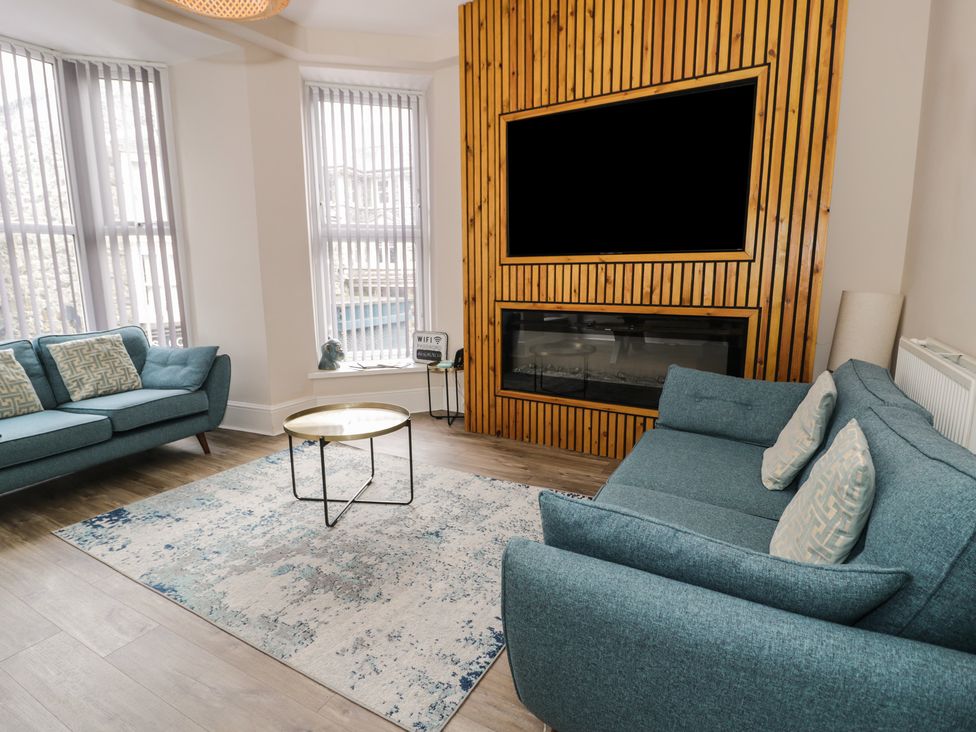 A living room with a sofa and a table at Llety Cllyd in Barmouth