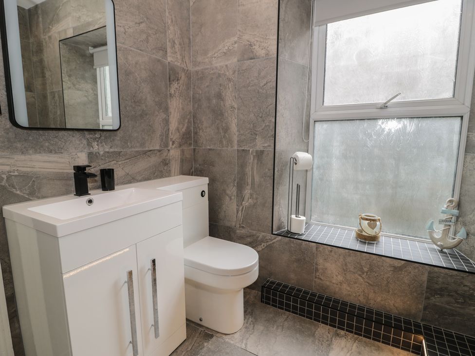 A bathroom with a sink and toilet at Llety Cllyd in Barmouth
