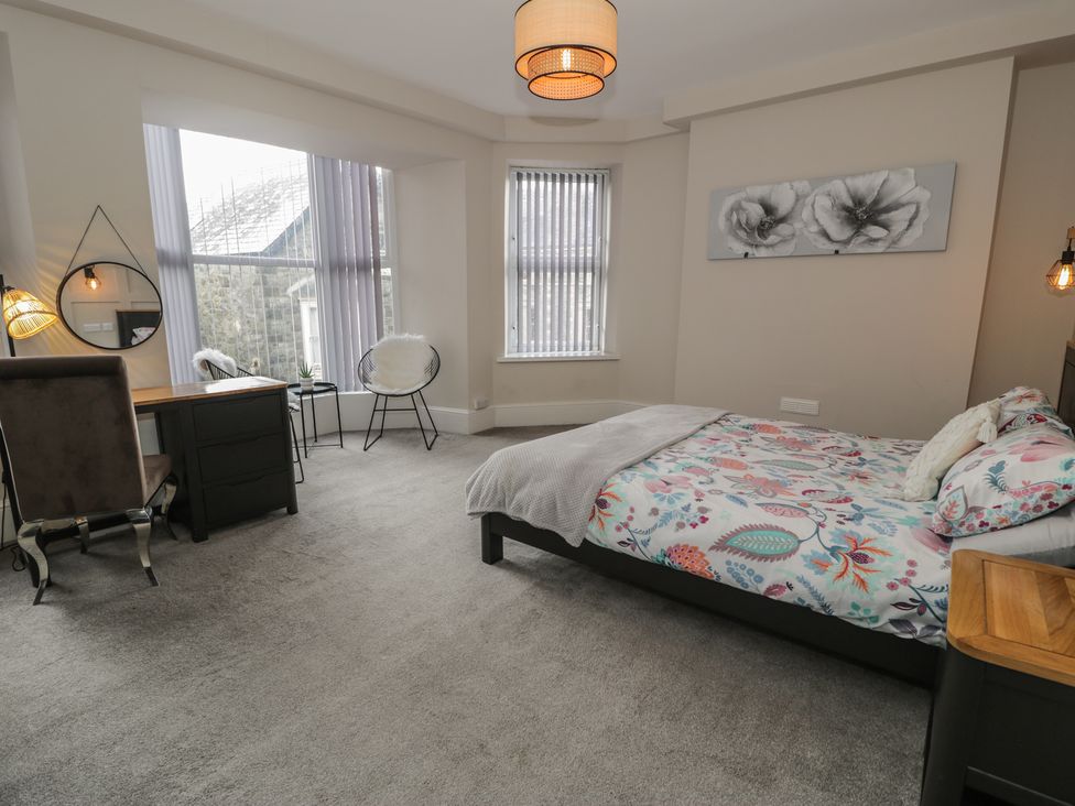 A bedroom with bed and desk at Llety Cllyd in Barmouth