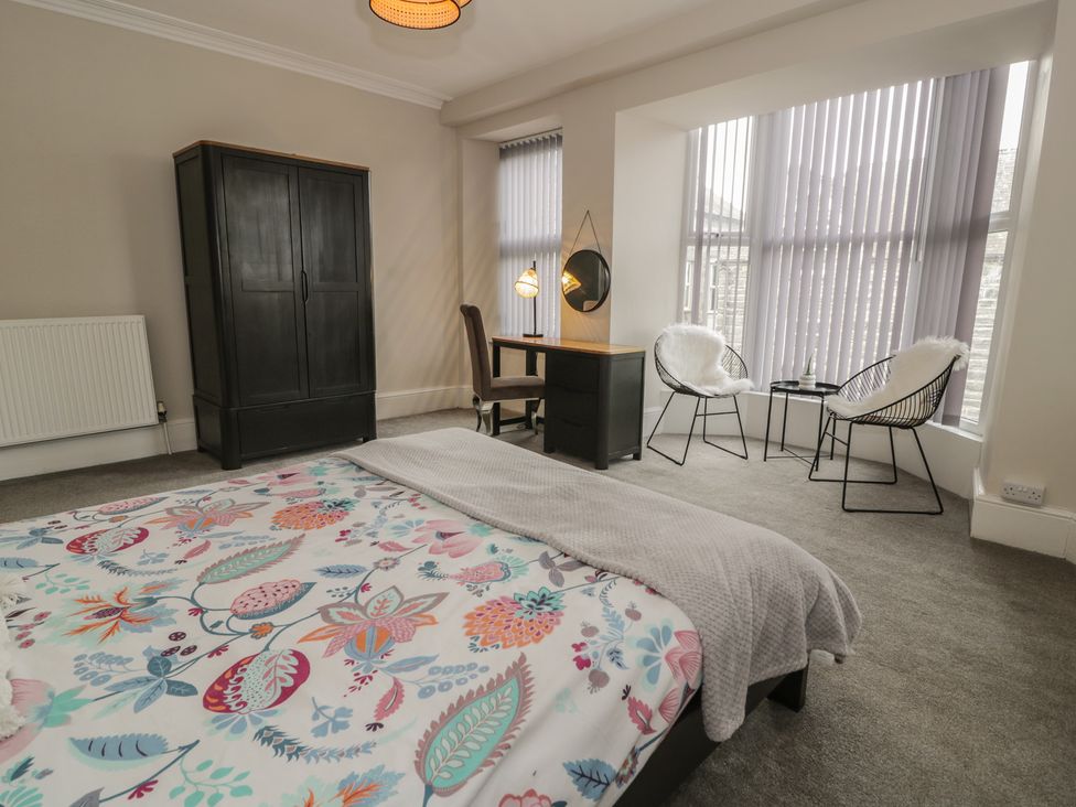 A bedroom with a bed and seating area at Llety Cllyd in Barmouth