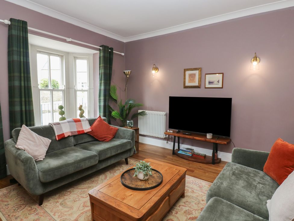 A living room with a sofa and a TV at 2 West View in Richmond