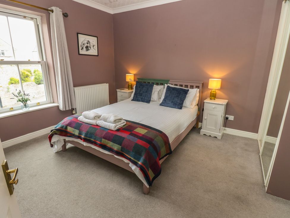 A bedroom with a bed and bedside tables at 2 West View in Richmond