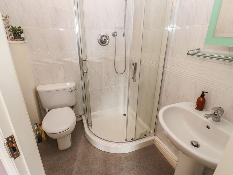 A bathroom with a shower, toilet, and sink at 2 West View in Richmond