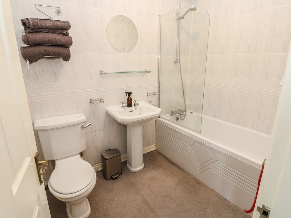 A bathroom with a bathtub, sink, and toilet at 2 West View in Richmond