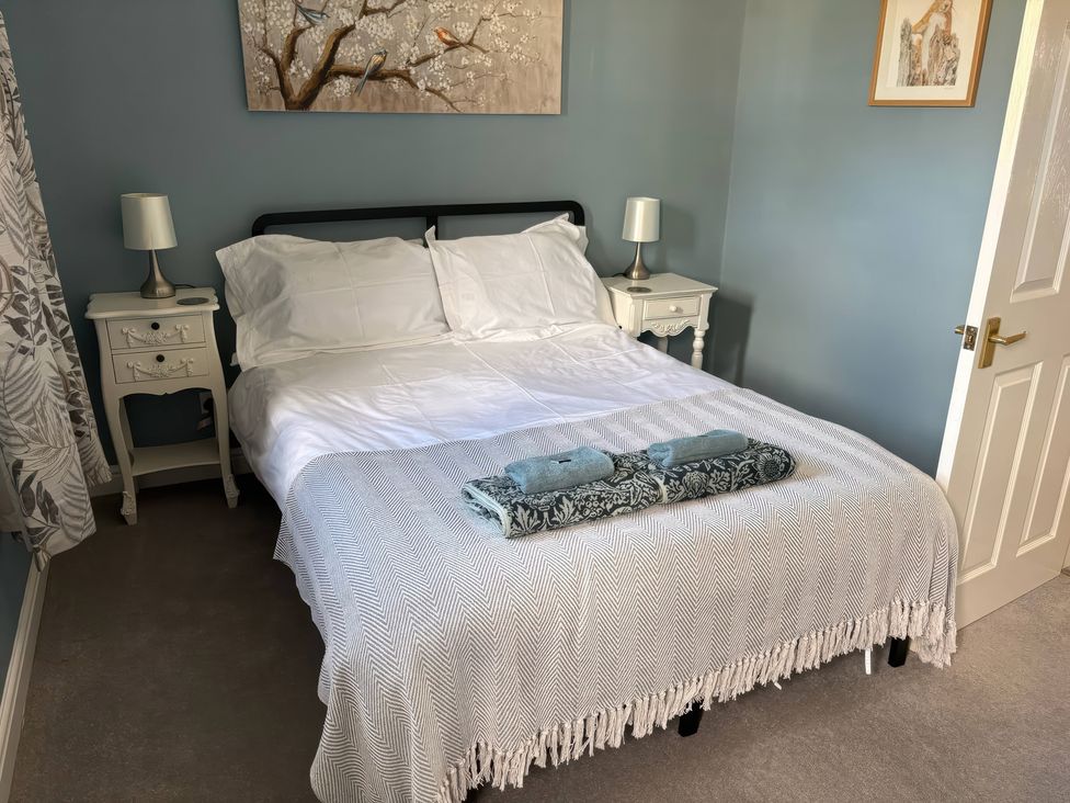 A bedroom with a bed and bedside tables at 2 West View in Richmond