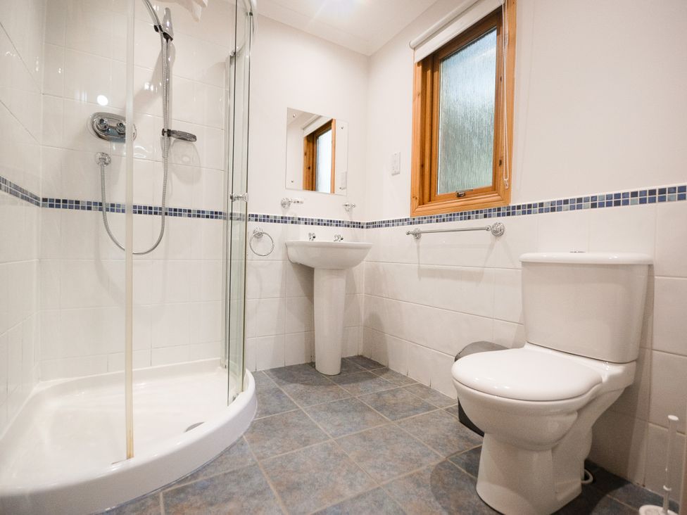 A bathroom with a shower, toilet, and sink at Sidlaw (Pet) Fowlis near Dundee