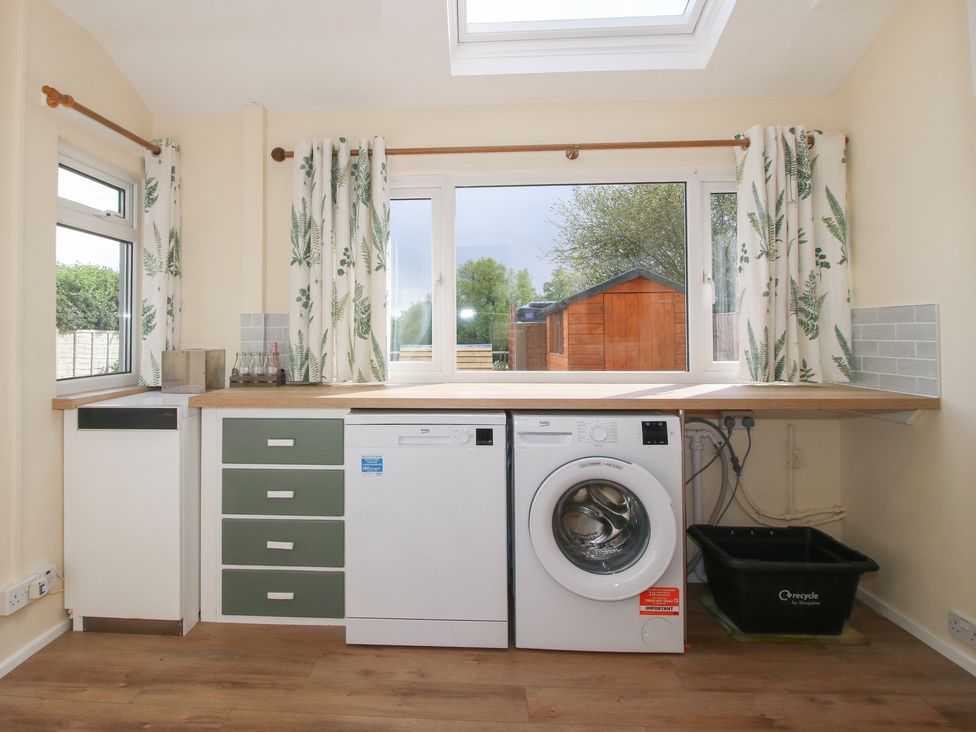 A laundry room with a washing machine and dishwasher at Onny Views in Craven Arms