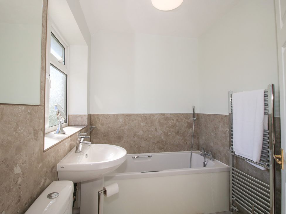 A bathroom with a sink, toilet, and bath at Onny Views in Craven Arms