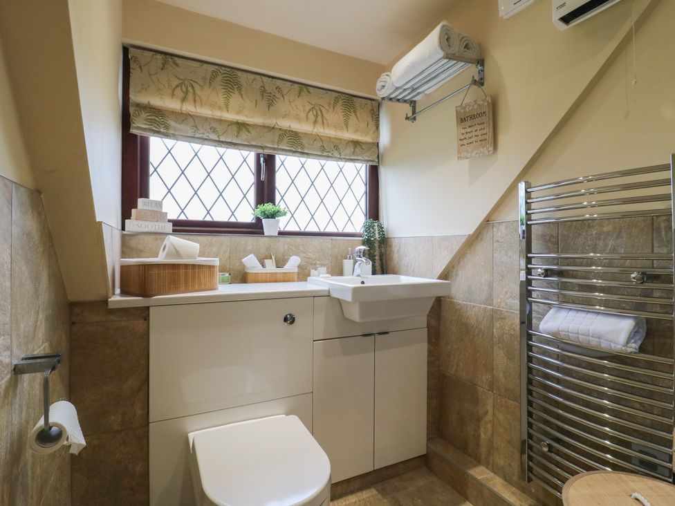 A bathroom featuring a toilet and wash basin at Barclay Cottage Biddenden