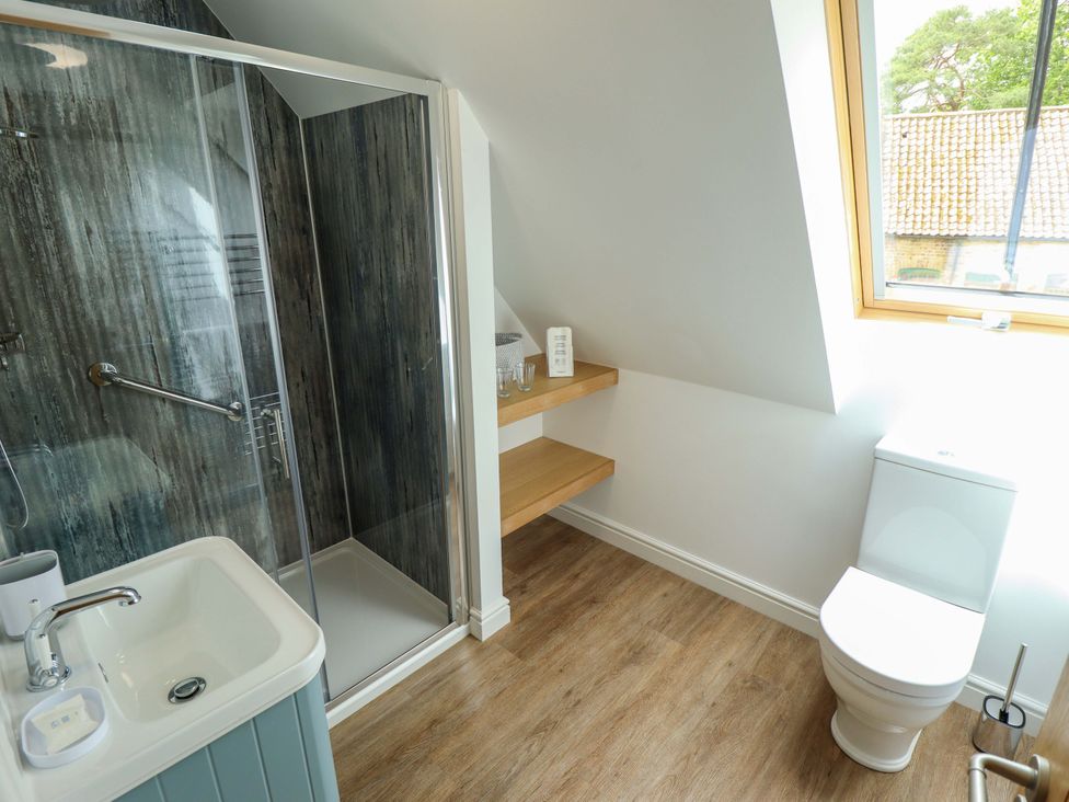 A bathroom with a shower, toilet, and sink at Bobblehat Barn Alford