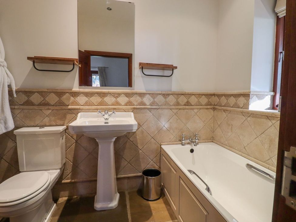 A bathroom with a sink, toilet, and bathtub at Sandy Gate in Knaresborough
