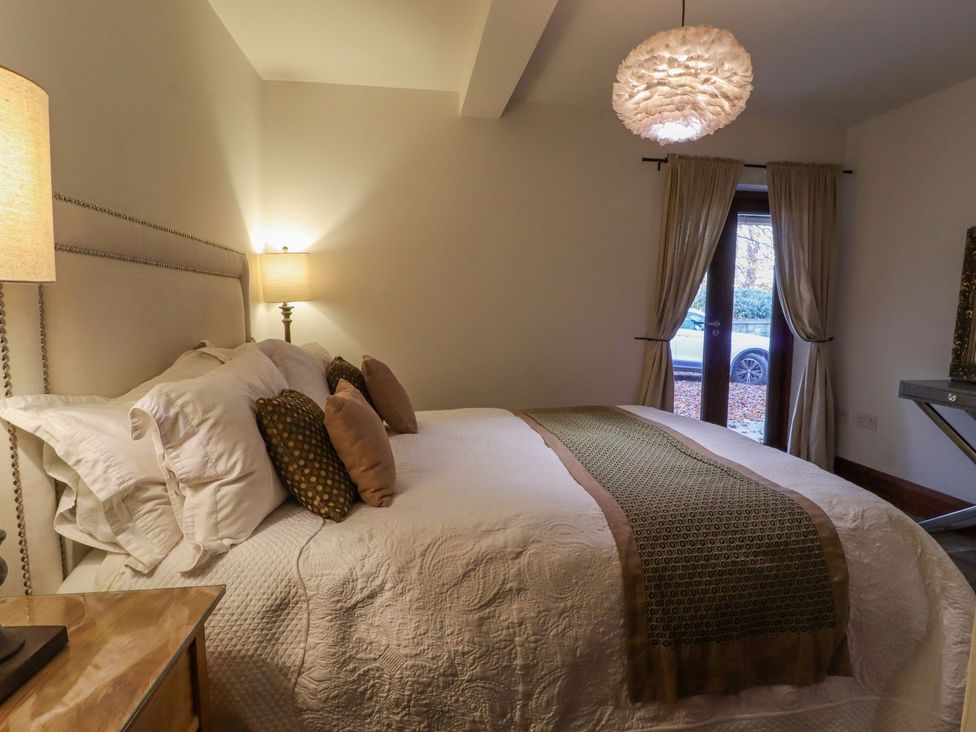 A bedroom with a bed and lamp at Sandy Gate in Knaresborough