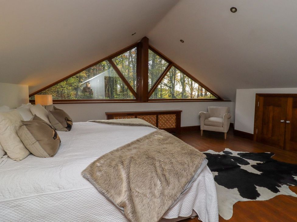 A bedroom with a bed and window at Sandy Gate in Knaresborough