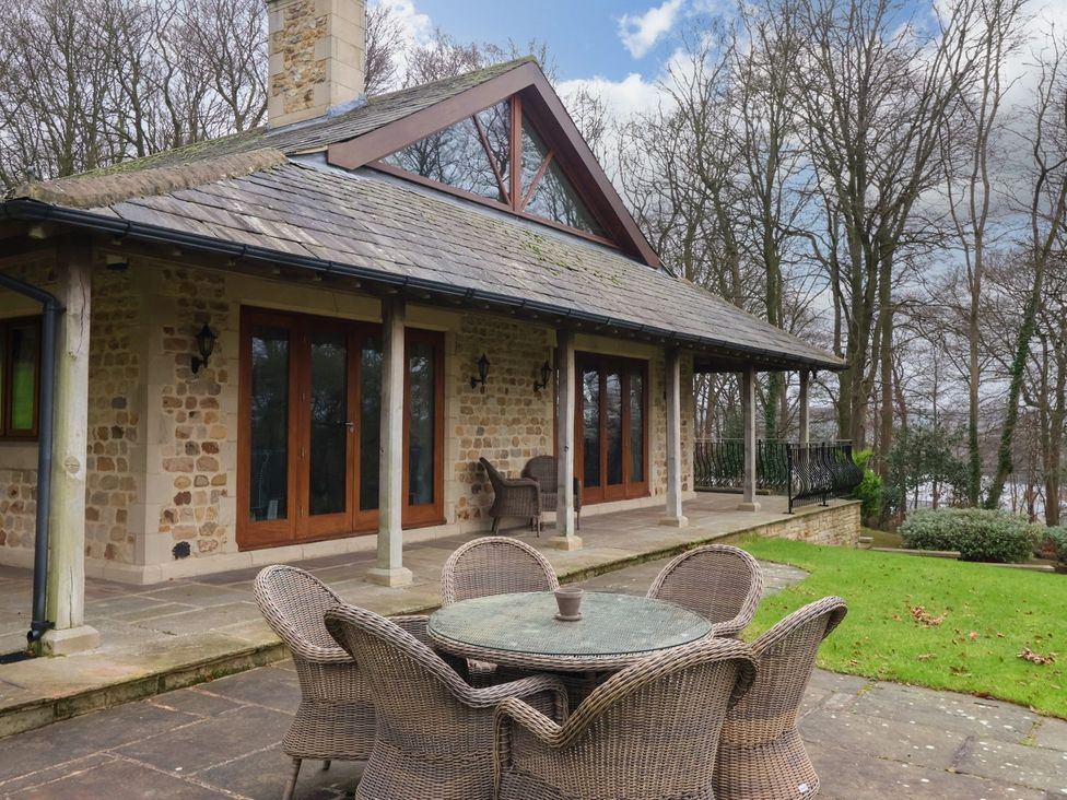 A house with patio furniture at Sandy Gate in Knaresborough
