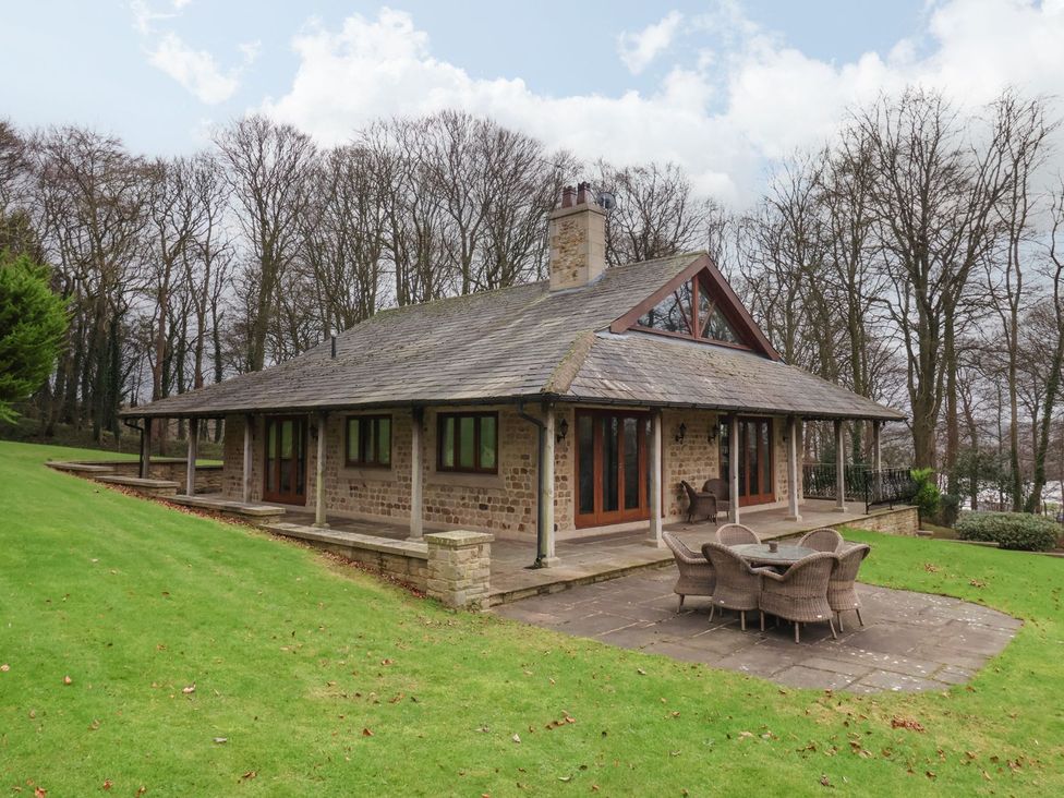 A house with patio furniture in the garden at Sandy Gate in Knaresborough