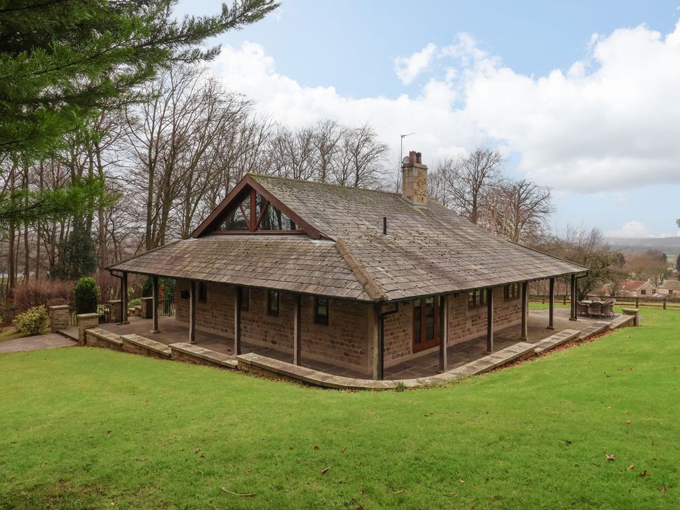 A house surrounded by grass and trees at Sandy Gate in Knaresborough
