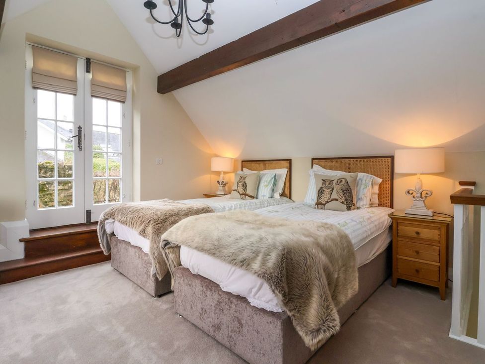 A bedroom with twin beds at The Bothy in Knaresborough