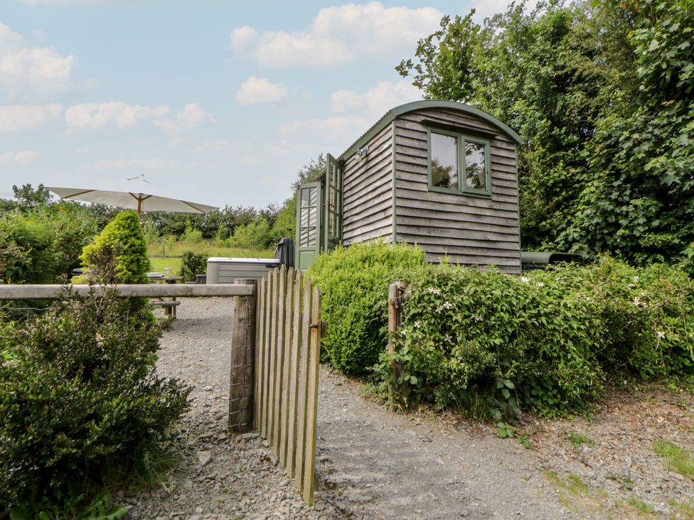 A shepherd hut with a garden at The Three Spaniels Shepherds Hut Cwrtnewydd near Llanybydder
