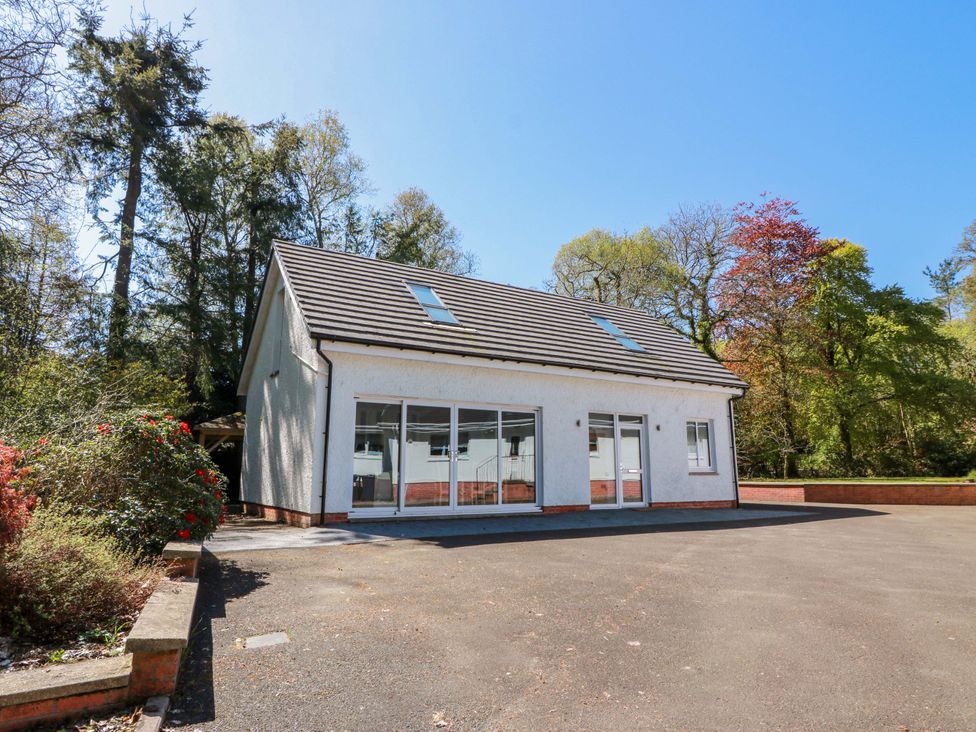 A house with parking area at Castle House Lodge in Glasgow