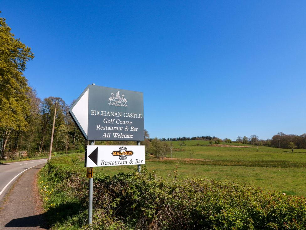 A signpost for Buchanan Castle Golf Course and restaurant in Glasgow