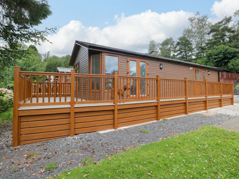 An outdoor deck with wooden fence at Fox Red Retreat in Troutbeck Bridge