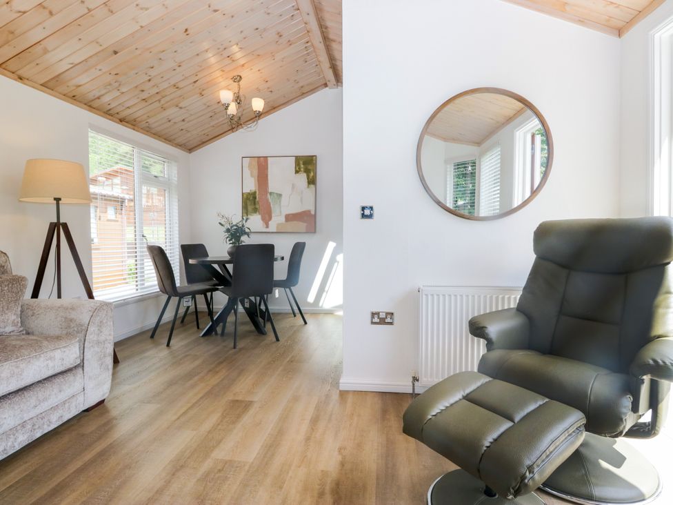 A dining room with a table and chairs at Fox Red Retreat in Troutbeck Bridge