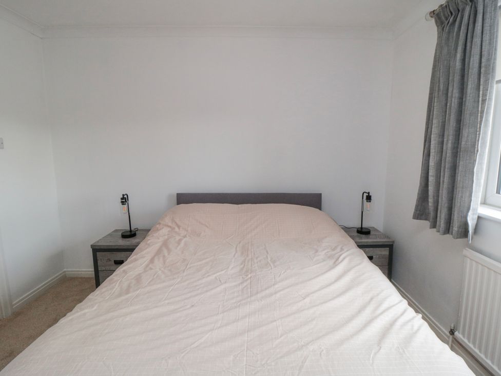 A bedroom with a bed and bedside tables at 3 Beck Mews in Scarborough