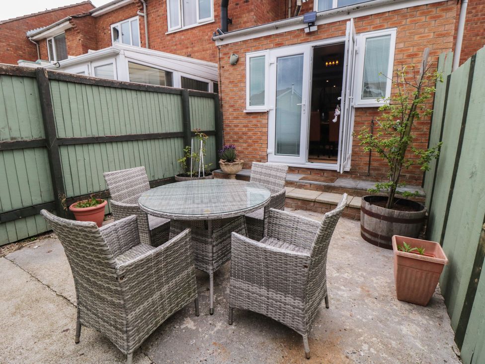 A garden with a table and chairs at 3 Beck Mews in Cayton