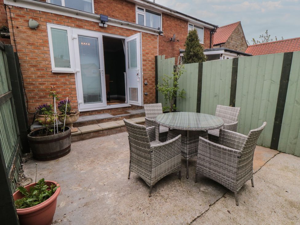 A garden with a table and chairs at 3 Beck Mews in Cayton