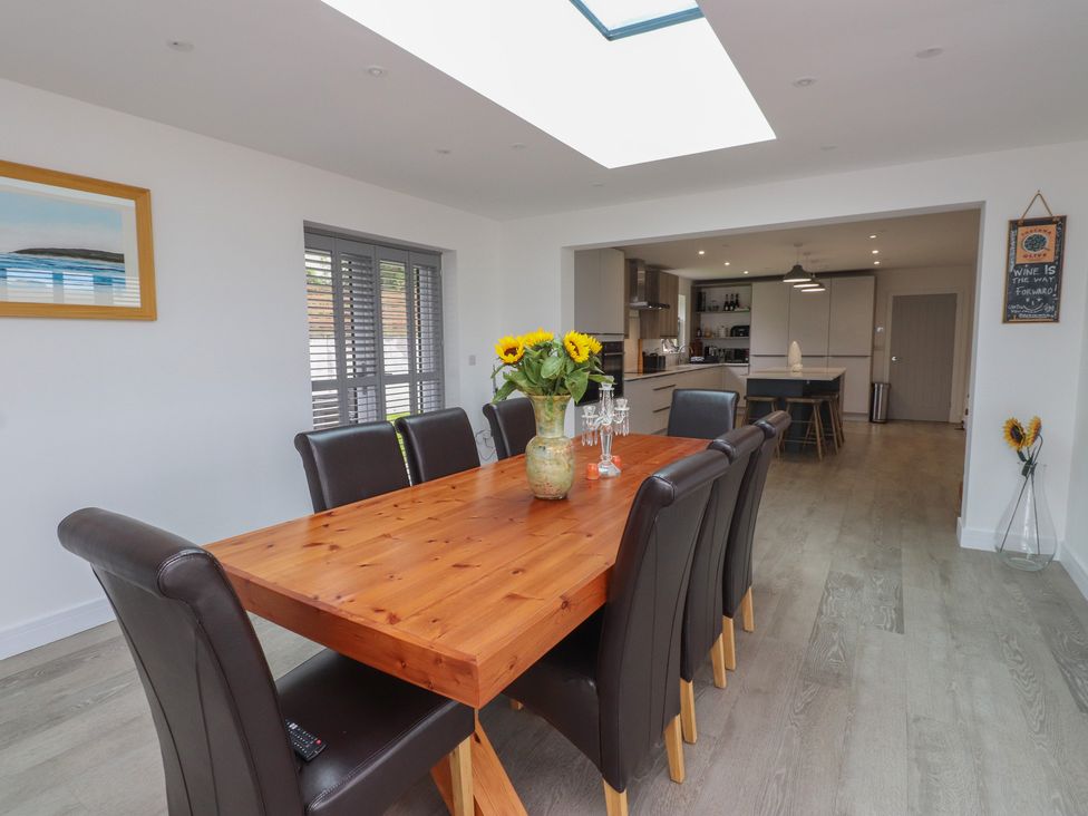 A dining room with a table and chairs at Ty Hebog