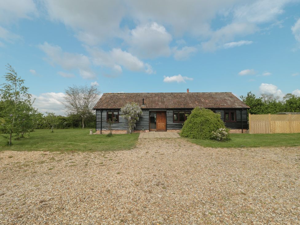 An outdoor view of a house with a gravel driveway at Annex at Barnfield House in Devizes