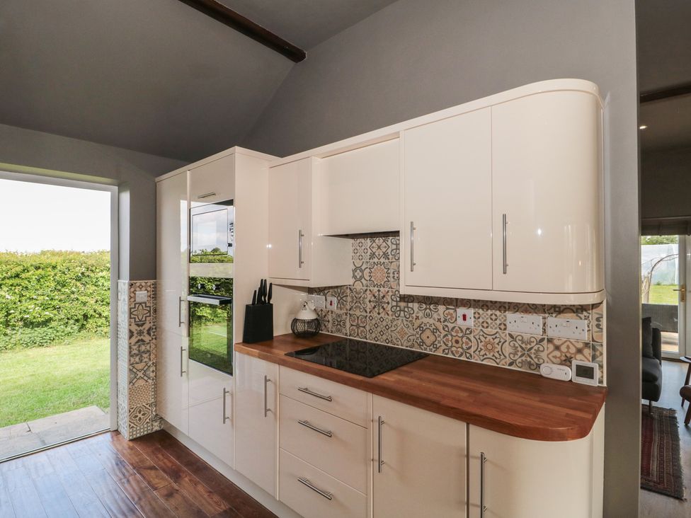 A kitchen with appliances and countertop at Annex at Barnfield House in Devizes
