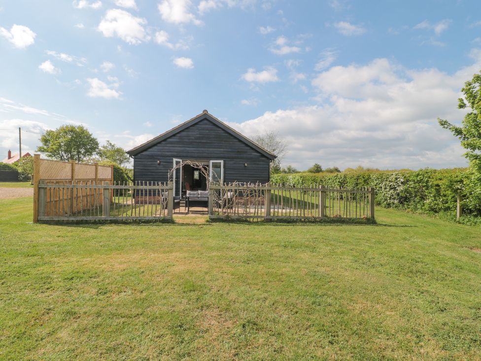 An outdoor view of a house with a fence at Annex at Barnfield House in Devizes