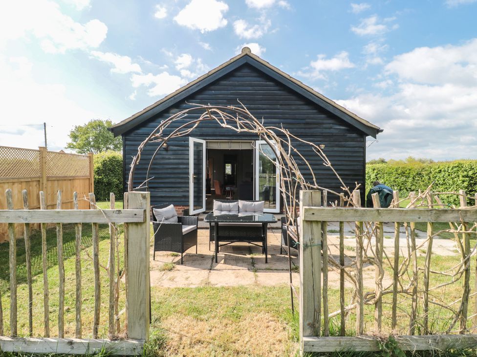 A garden with a patio and furniture at Annex at Barnfield House in Devizes