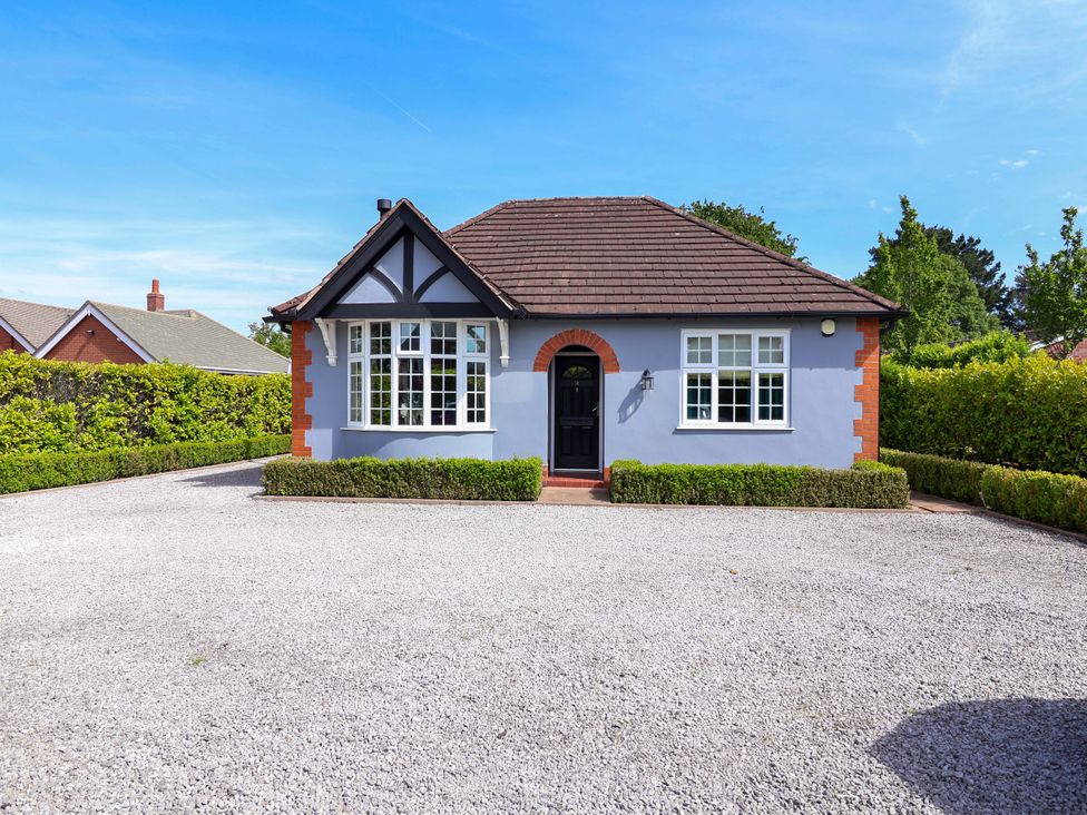 A house with a gravel driveway and hedge at 18 Crewe Road, Crewe