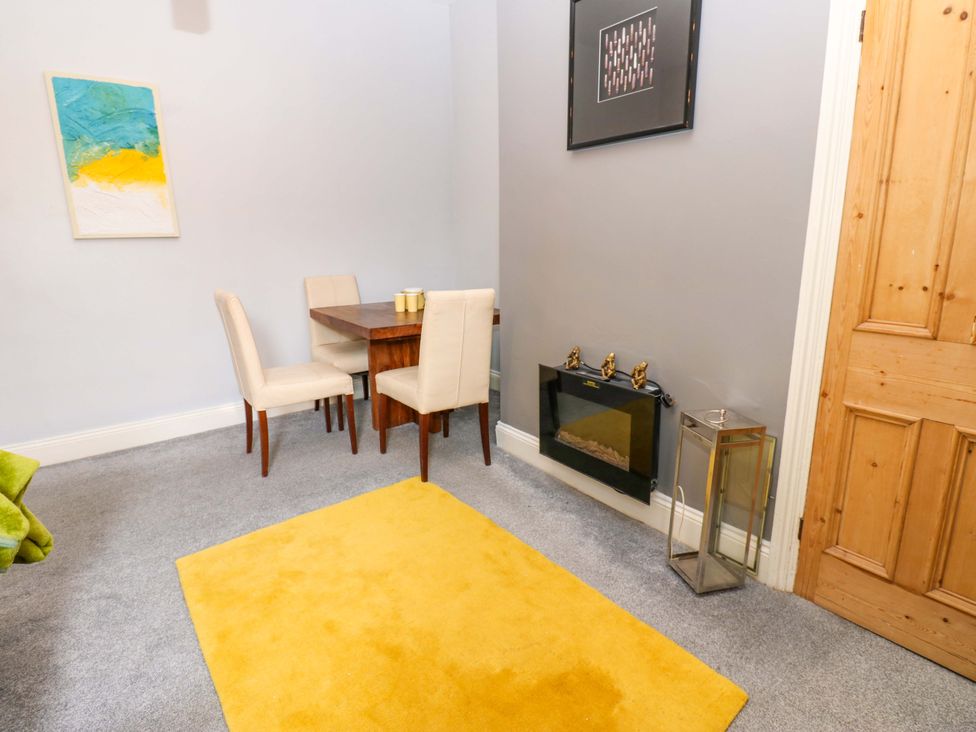 A dining room with a table and chairs at 17 Fairfield Road 