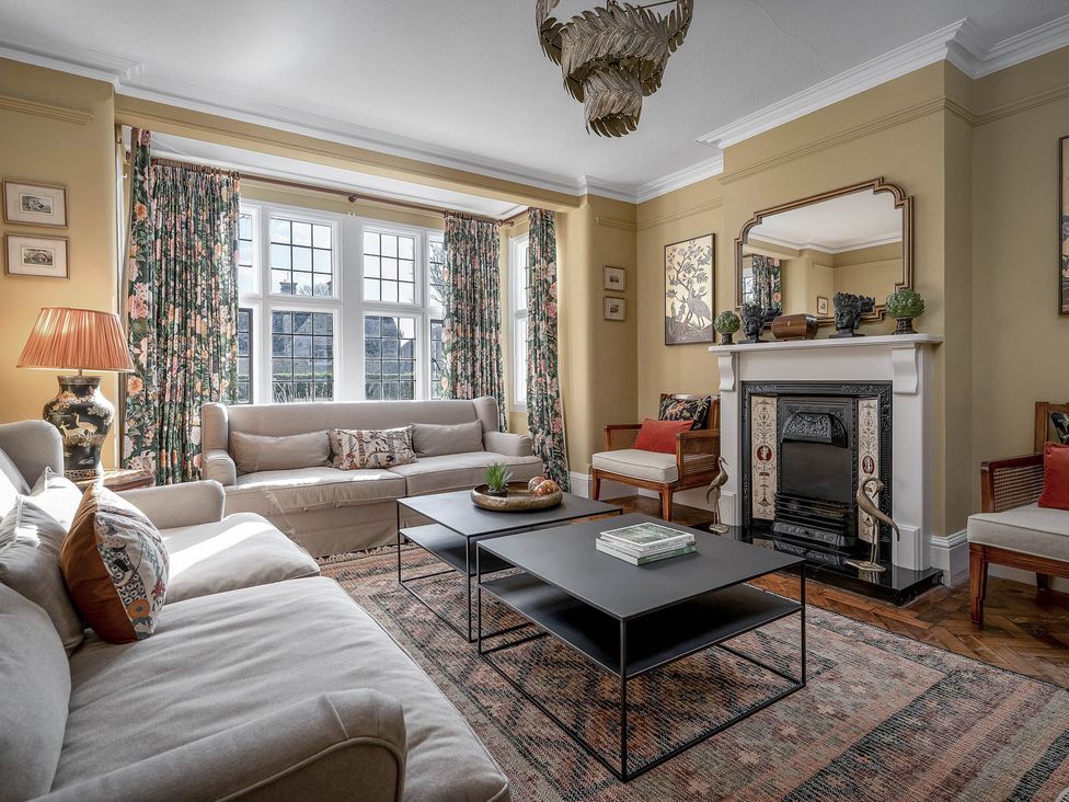 A living room with furniture and a fireplace at Greenwood Manor in Peterborough