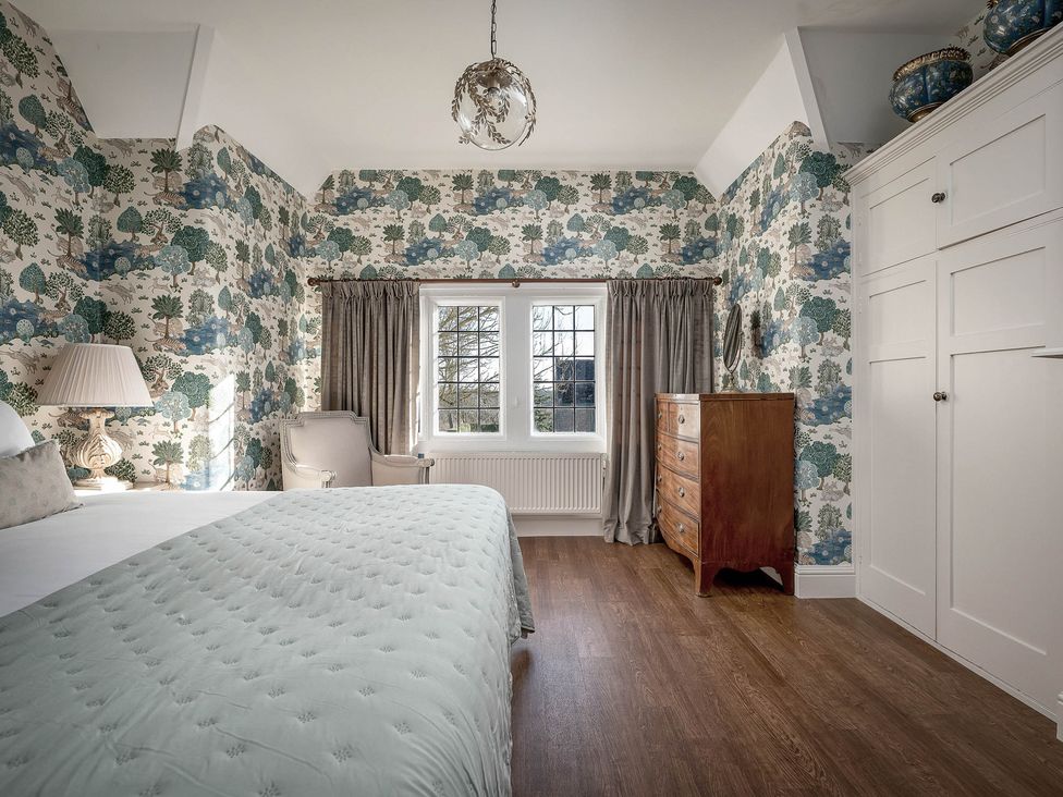 A bedroom with a bed and lamp at Greenwood Manor in Peterborough
