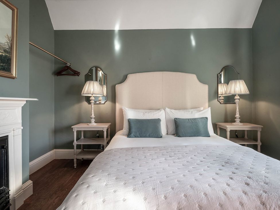 A bedroom with a bed and lamp at Greenwood Manor in Peterborough