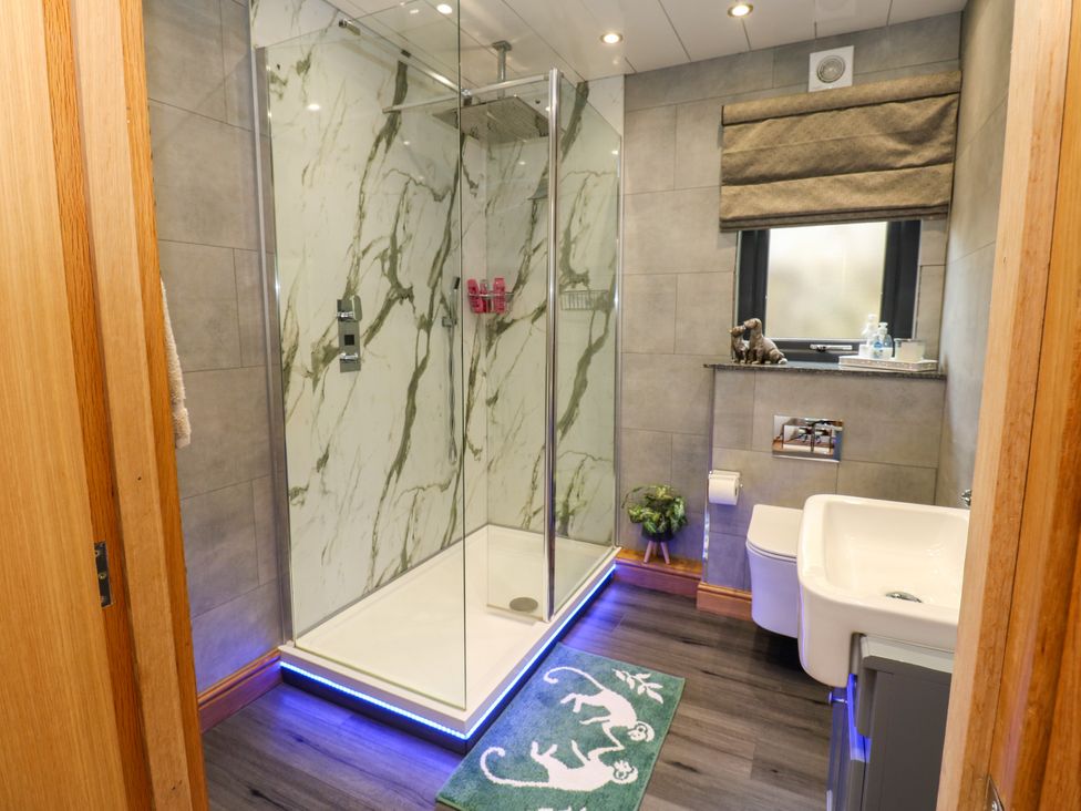 A bathroom with a shower, sink, and toilet at Caesars Lodge in Houghton Bank near Heighington