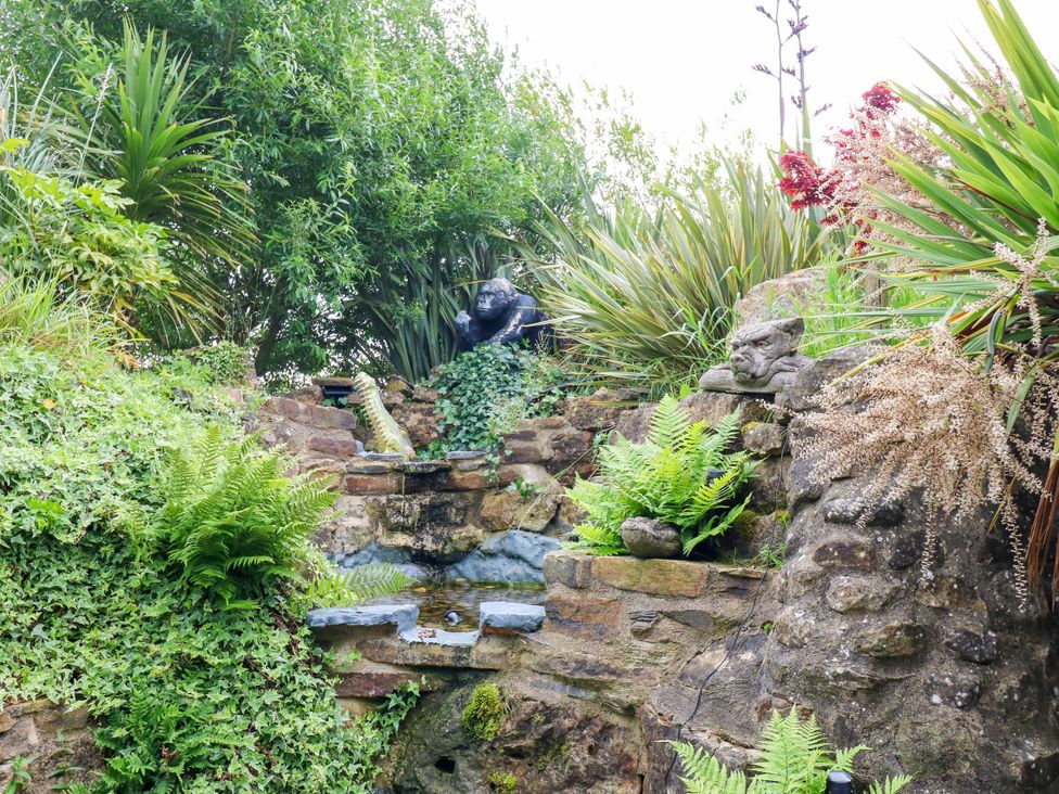 A garden with a water feature and a statue at Caesars Lodge Houghton Bank near Heighington
