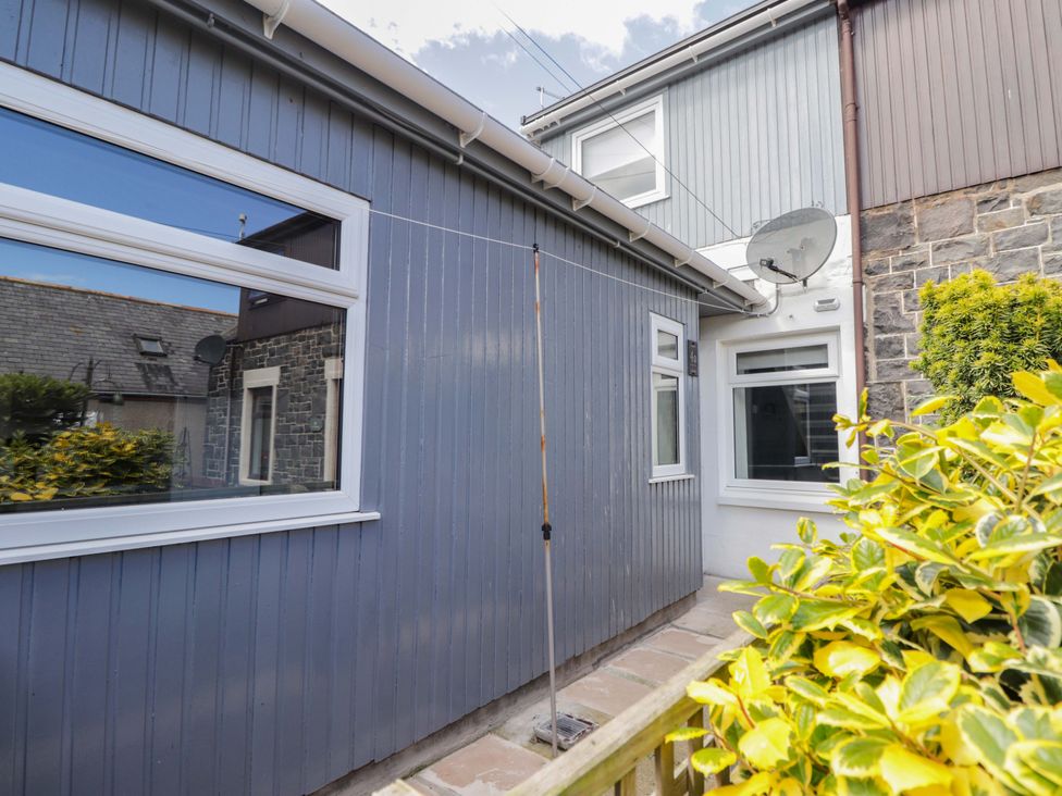 An outdoor area with a wall and window at 4A Carny Street Macduff